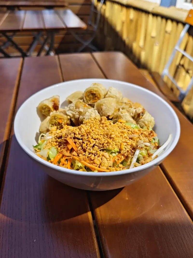 Vietnamesische Bun-Bowl mit Frühlingsrollen und Erdnüssen