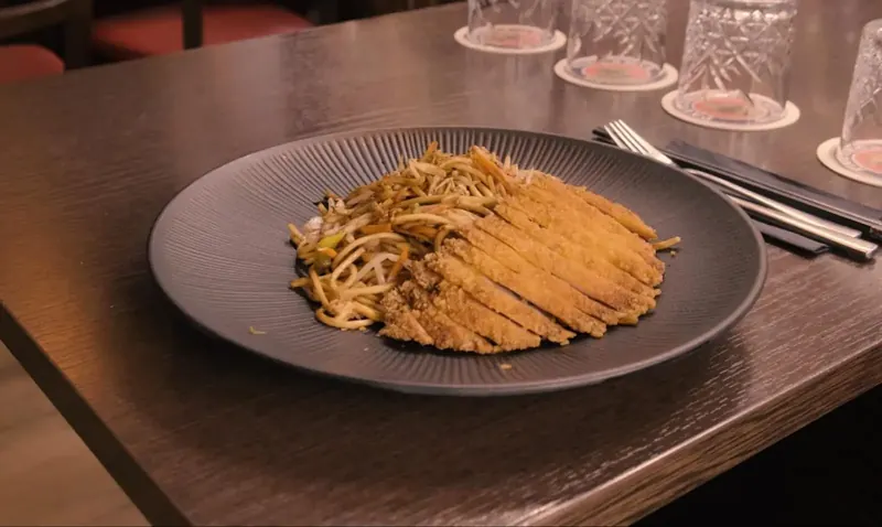 Curry mit Reis, angerichtet am Tisch