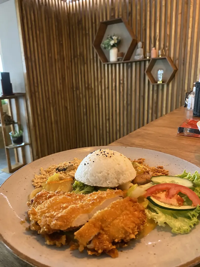 Knuspriges Hähnchen mit Reis und Salat