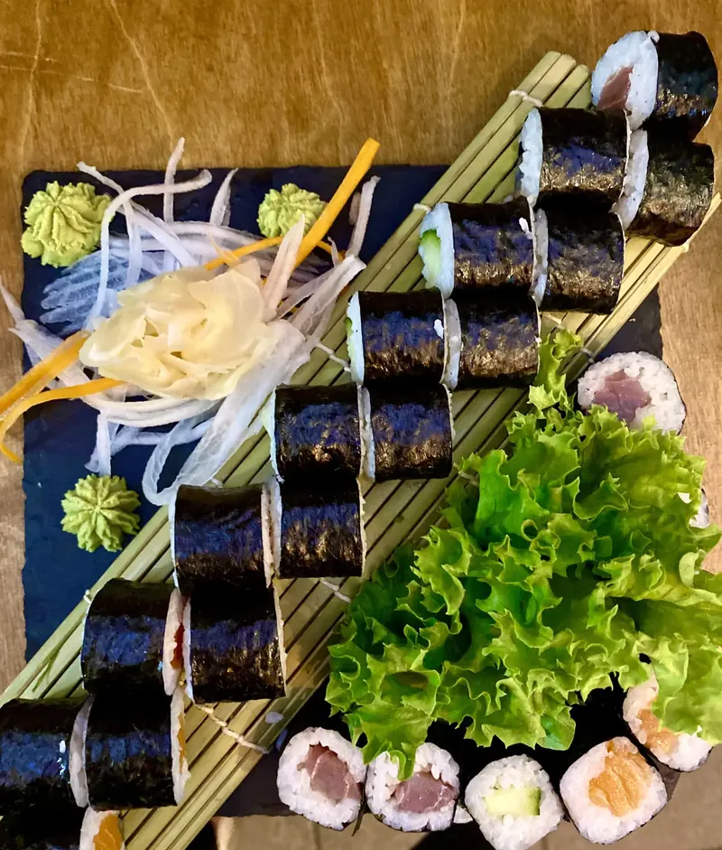 Maki-Rollen auf Bambusmatte