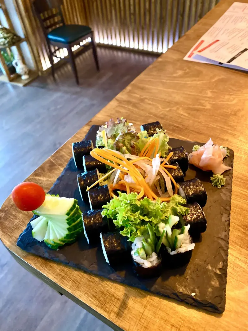 Maki und Salat auf Schieferplatte