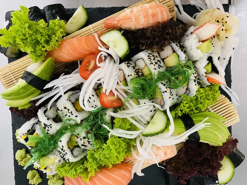 Bunte Sushi-Auswahl mit Lachs und Avocado