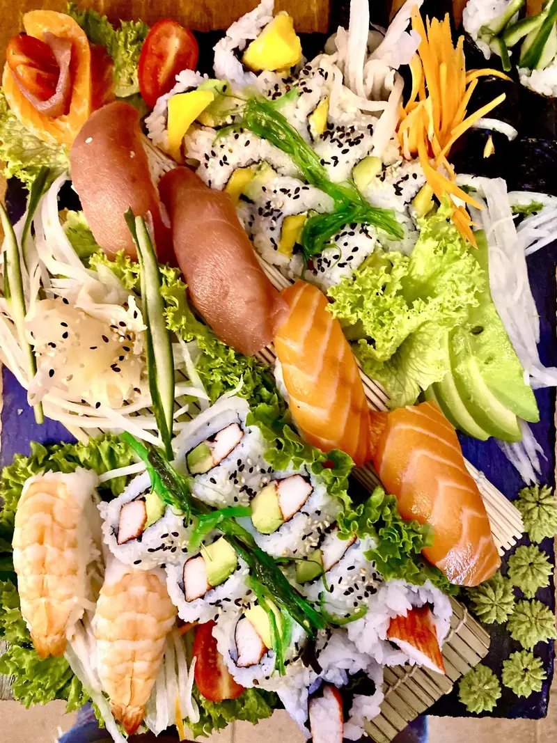 Sushi-Platte mit Nigiri, Maki und Inside-Out-Rollen