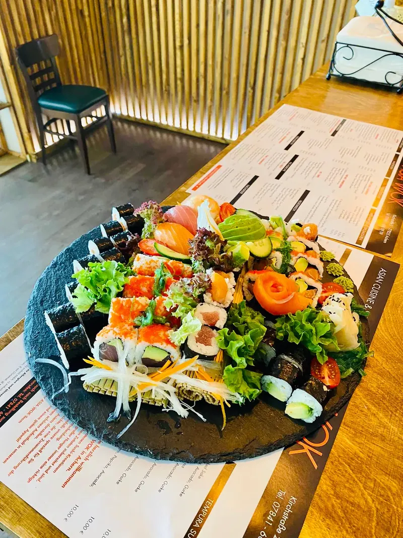 Große Sushi-Platte auf Schiefer